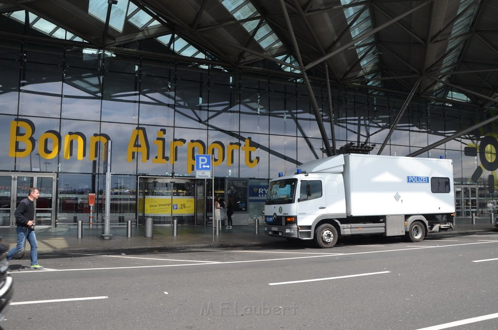 Verdaechtige Koffer Koeln Bonn Airport Koeln Porz  P07.JPG - Miklos Laubert